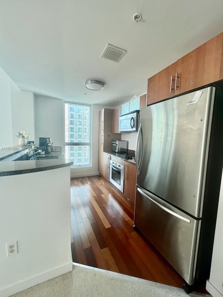 MET 1 CONDO - Residential Lease
