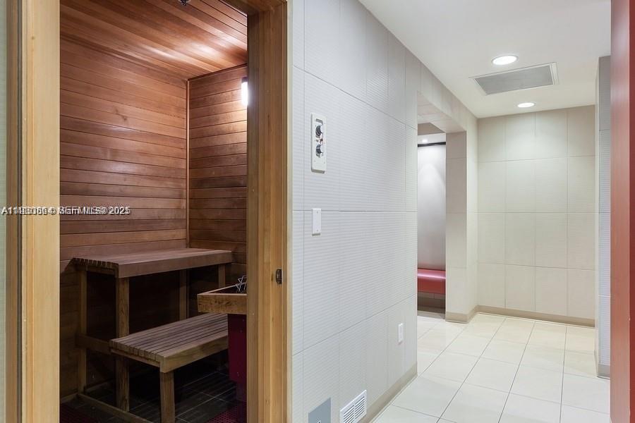 MET 1 CONDO - Residential Lease