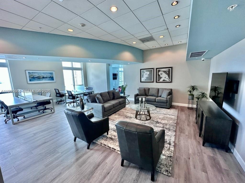 MET 1 CONDO - Residential Lease