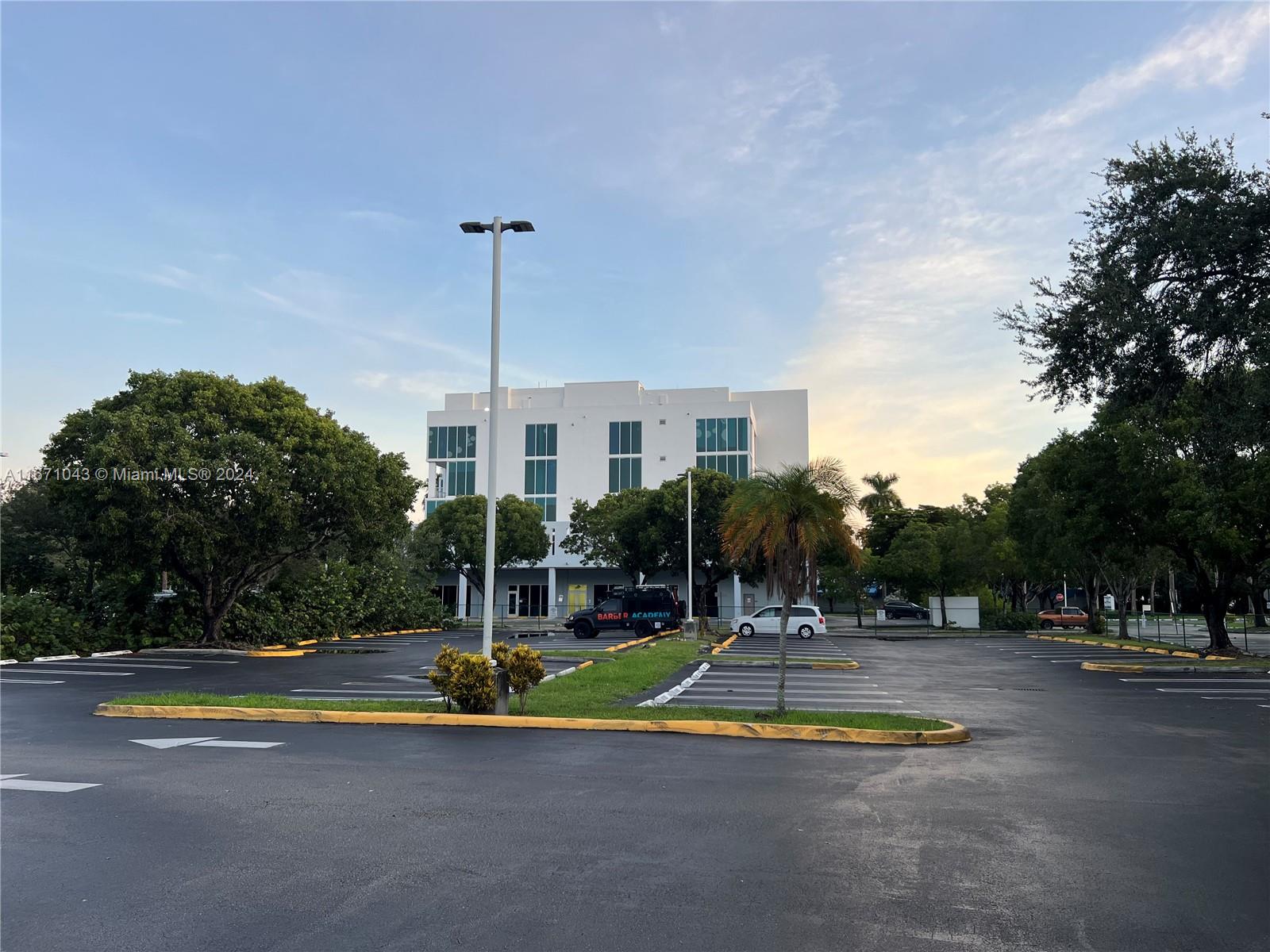 Beautiful space under AC with a SOUND SYSTEM available for rent!
The price is MONTHLY for 4 HOURS PER WEEK, available on SATURDAY AFTERNOON and SUNDAY.
More than 40 parking spaces are available.
Contact the LA for more information and a showing.