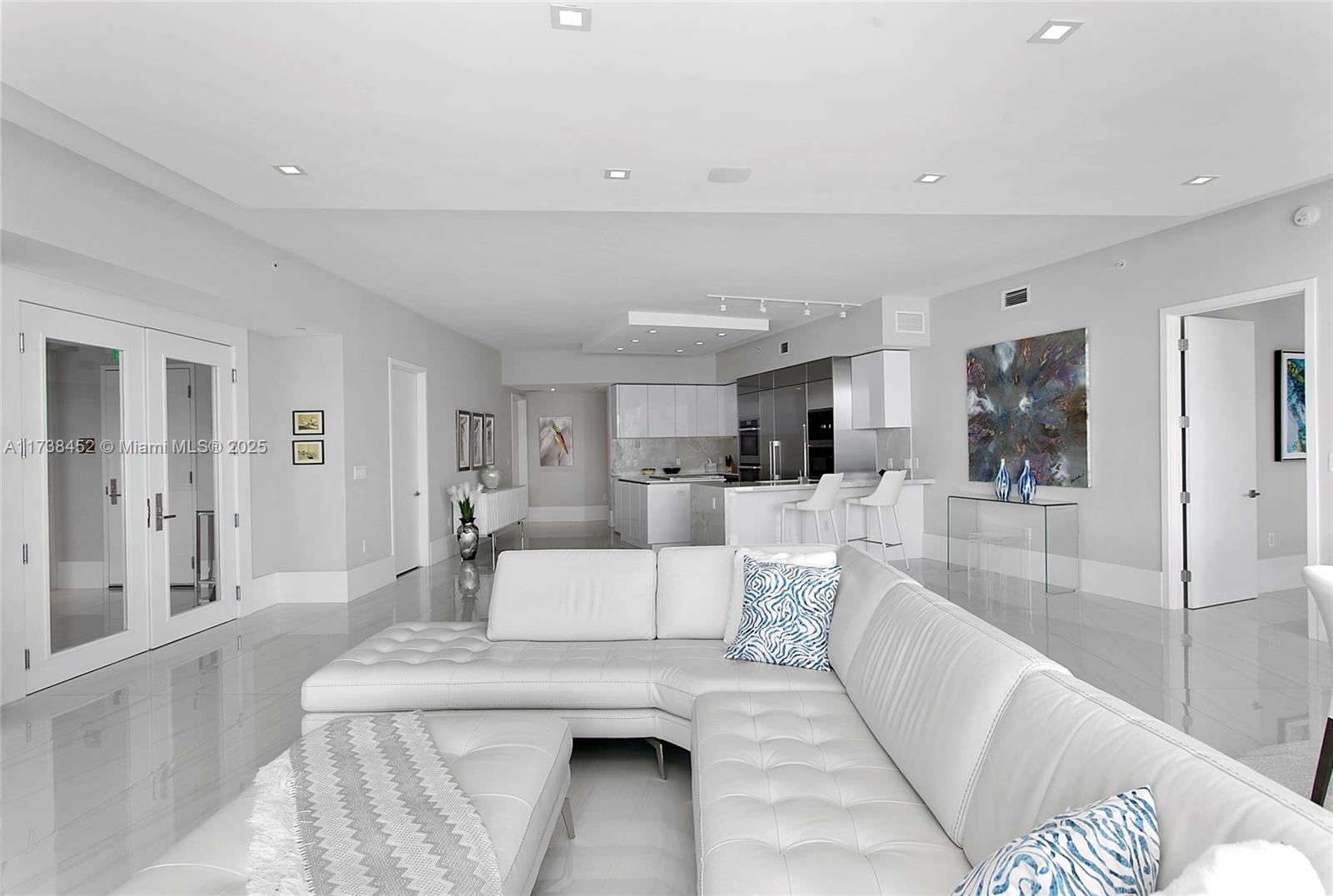 PRIVE CONDO - Residential