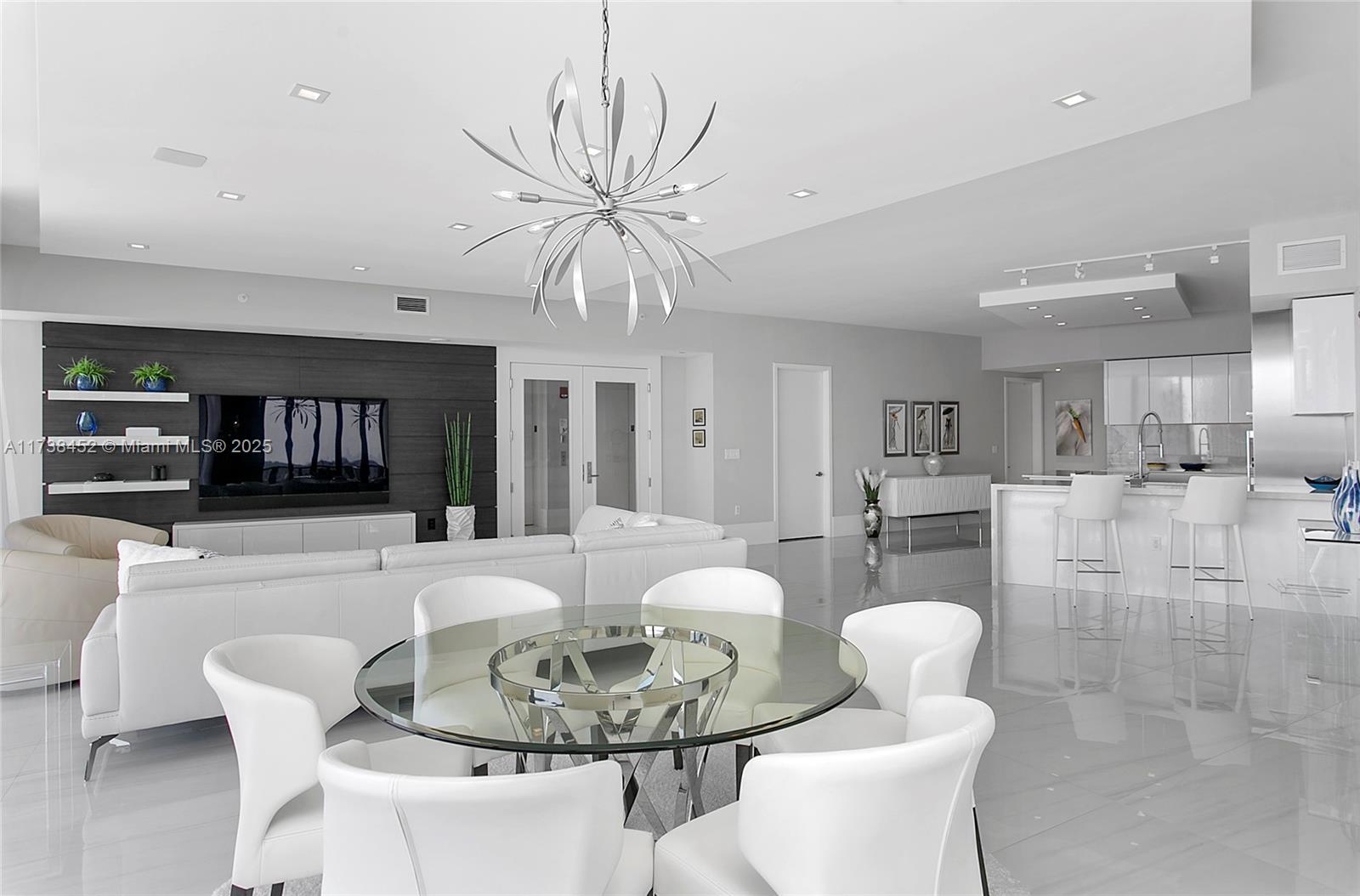 PRIVE CONDO - Residential