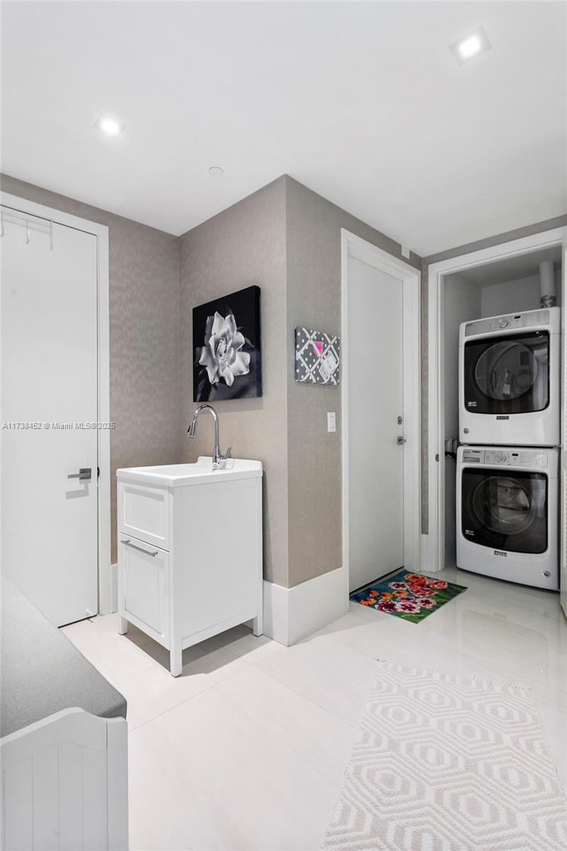 PRIVE CONDO - Residential