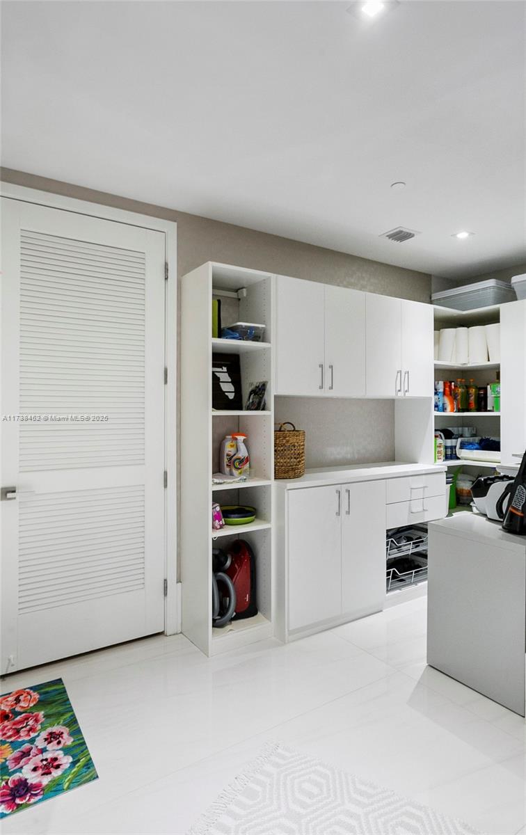 PRIVE CONDO - Residential