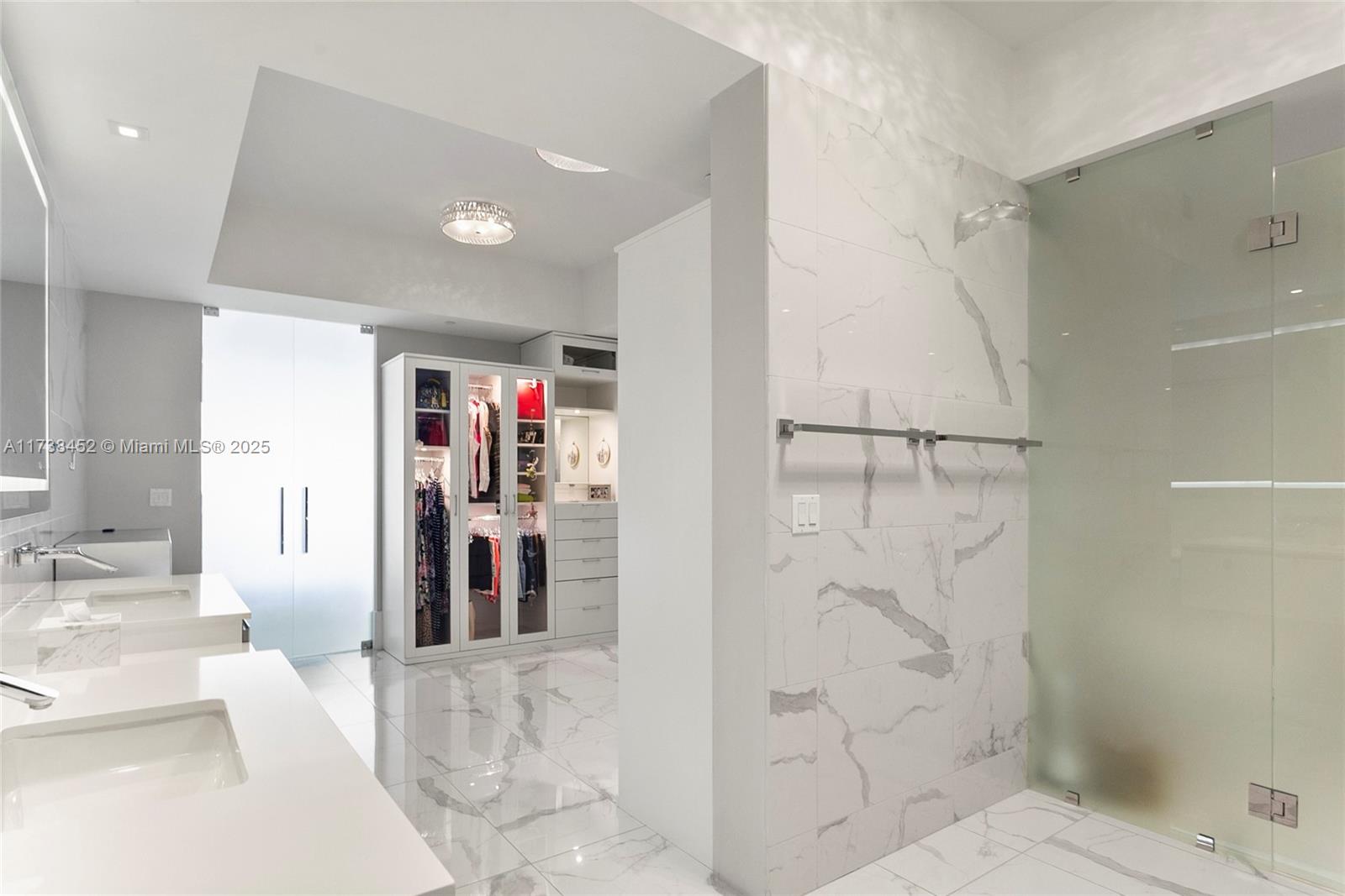 PRIVE CONDO - Residential