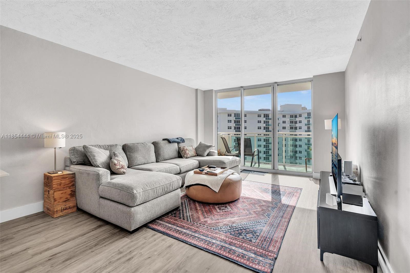 RESIDENCES ON HOLLYWOOD B - Residential