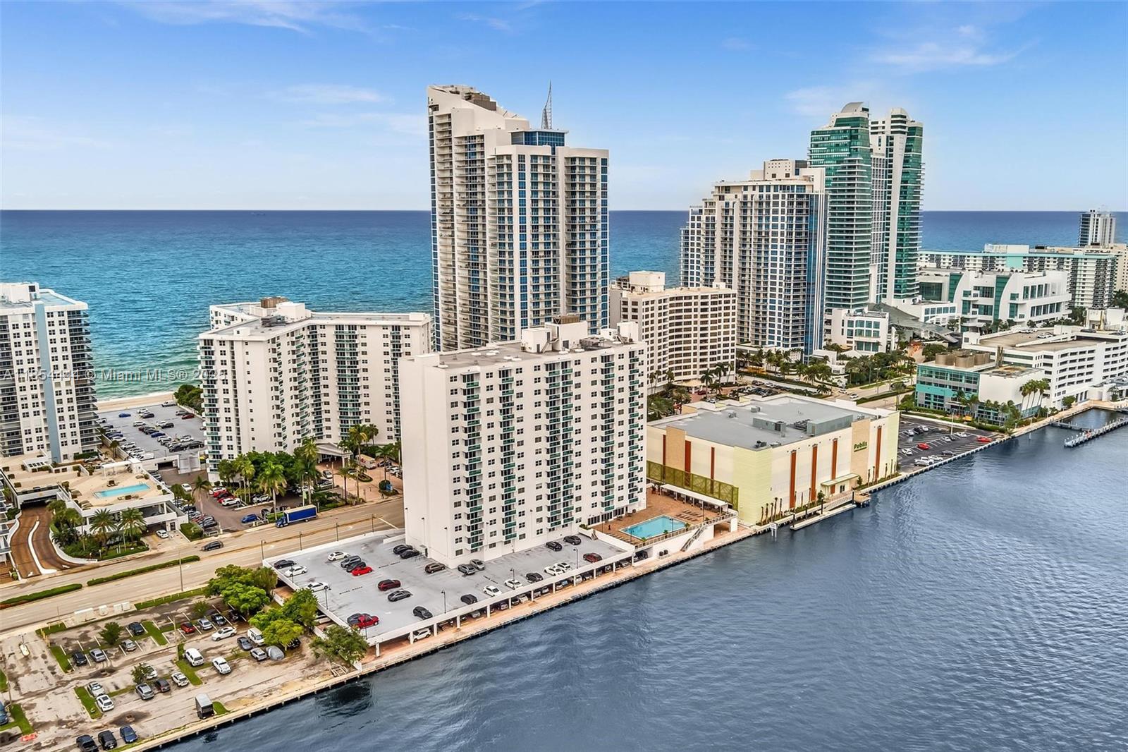 RESIDENCES ON HOLLYWOOD B - Residential