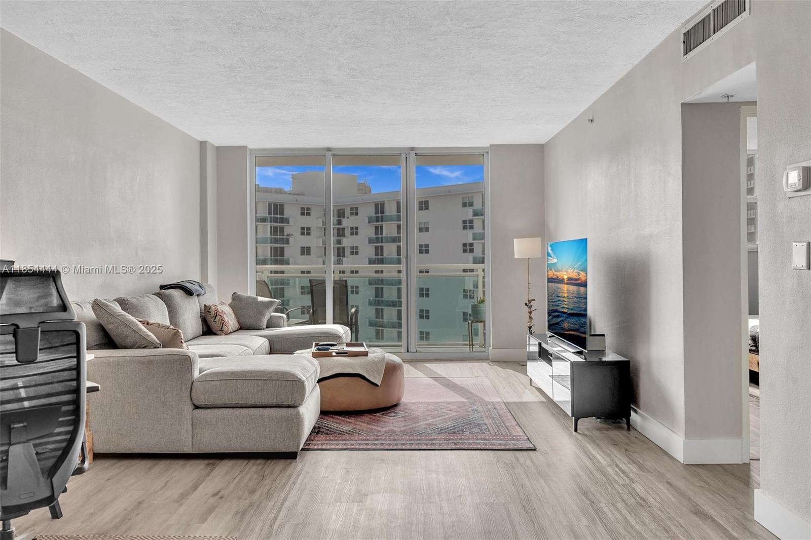 RESIDENCES ON HOLLYWOOD B - Residential