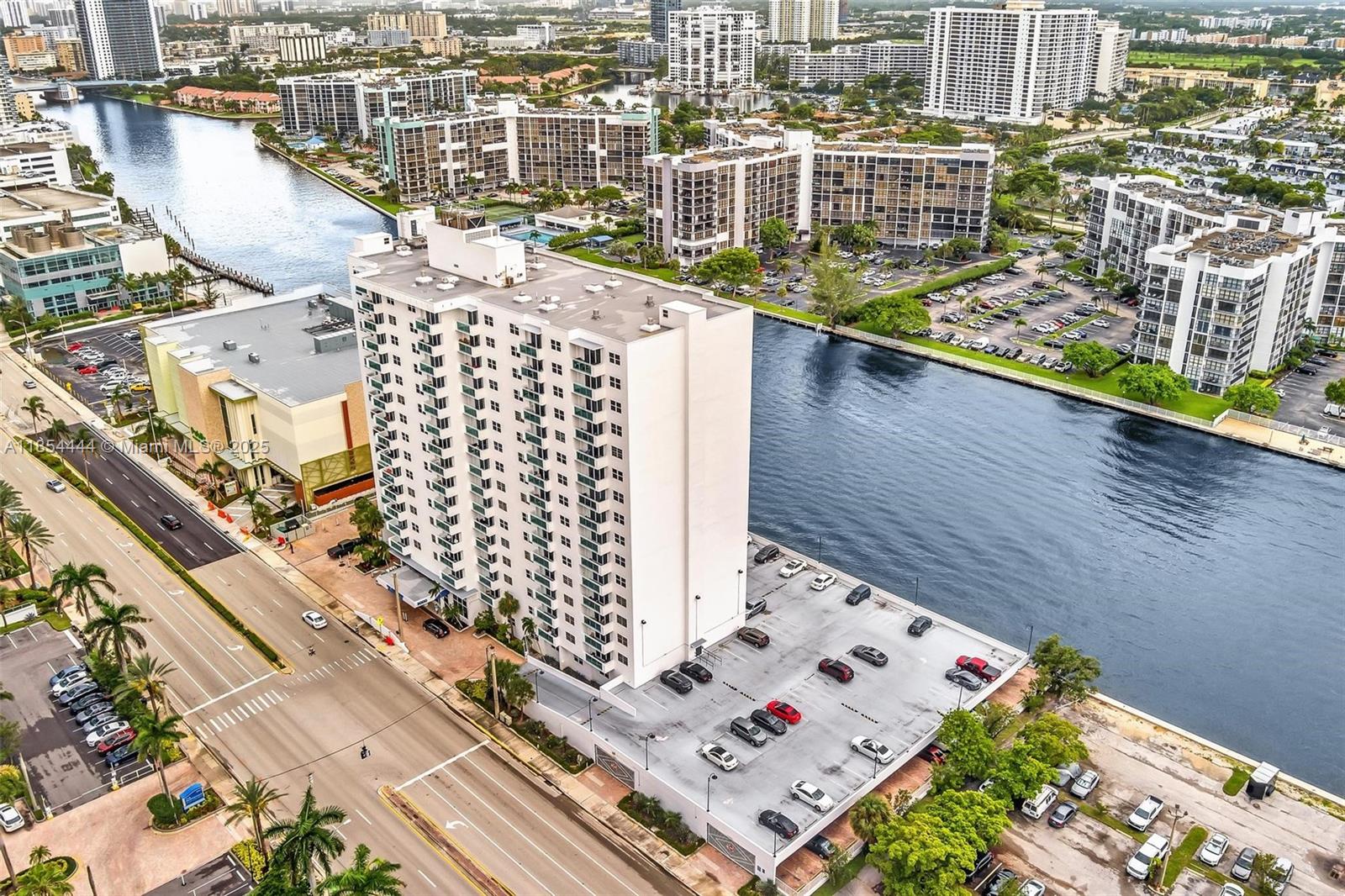 RESIDENCES ON HOLLYWOOD B - Residential