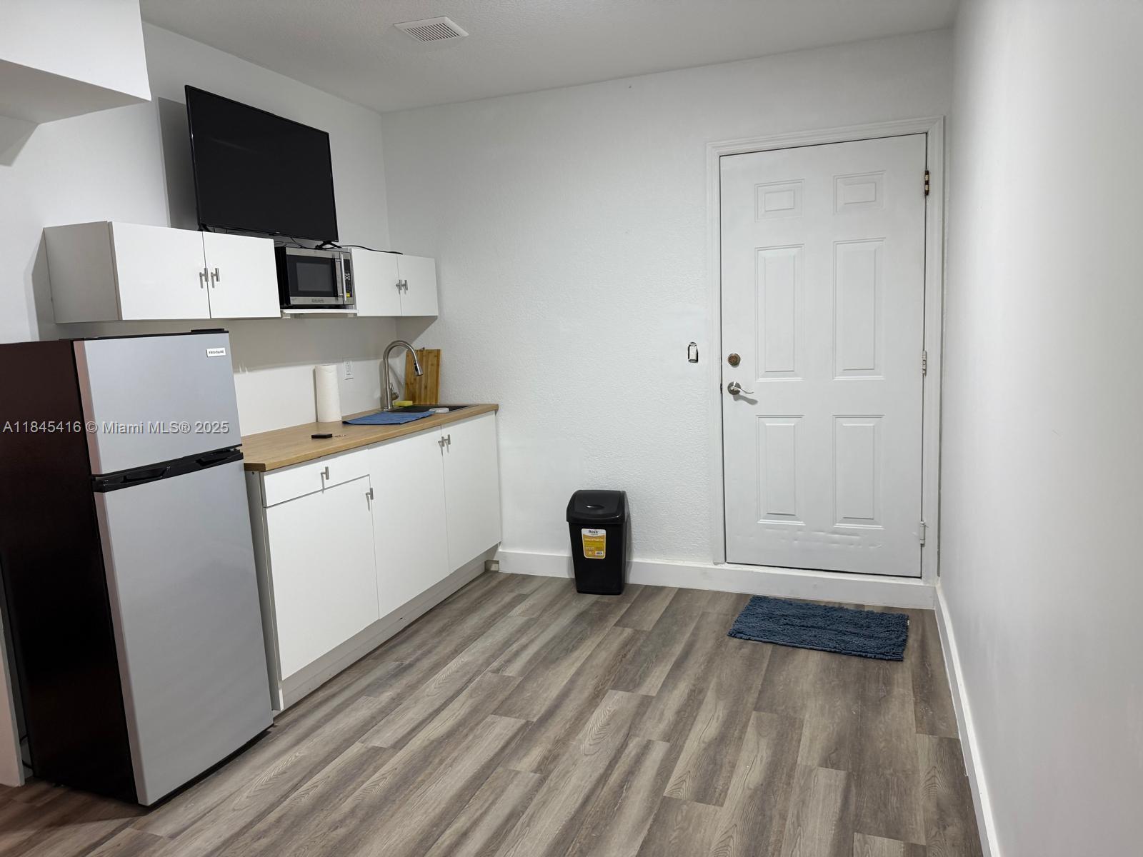 Cozy efficiency completely remodeled. Electricity, water and Internet included in the rent price. Only 1 parking space. No pets.