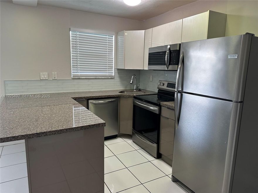 Great unit! 1 Bed/1 Bath, open kitchen, steel appliances, cabinets, granite countertops. New water heater and A/C unit. Covered parking, swimming pool, laundry facility, and secure entry. Clean and good building condition, close to Biscayne Blvd, FIU, and Johnson University, a few minutes from the beach. Must see it!