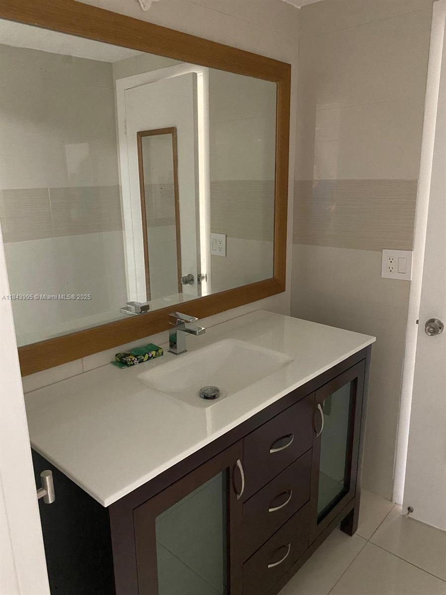 GREENGLADES CONDO I - Residential Lease