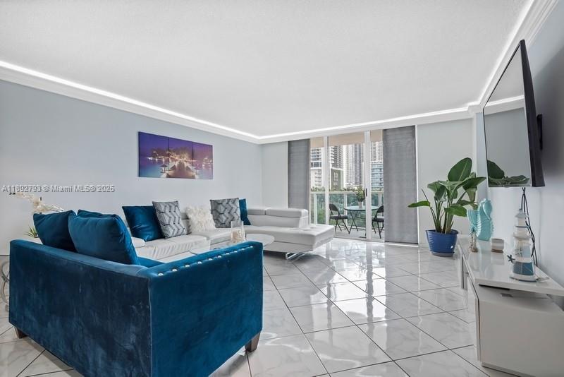 HALLMARK OF HOLLYWOOD CON - Residential