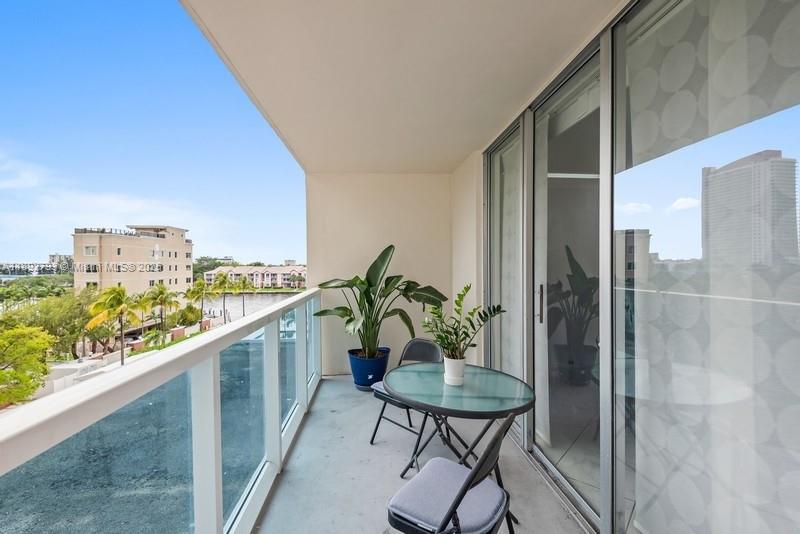 HALLMARK OF HOLLYWOOD CON - Residential