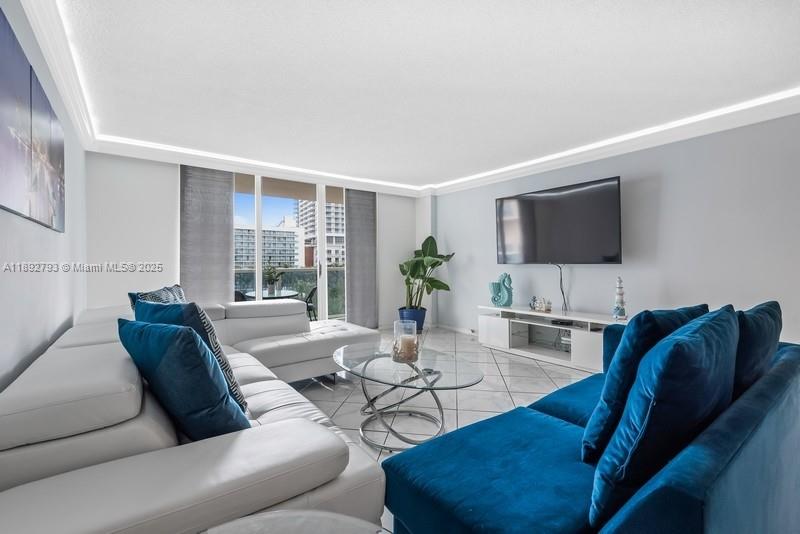 HALLMARK OF HOLLYWOOD CON - Residential