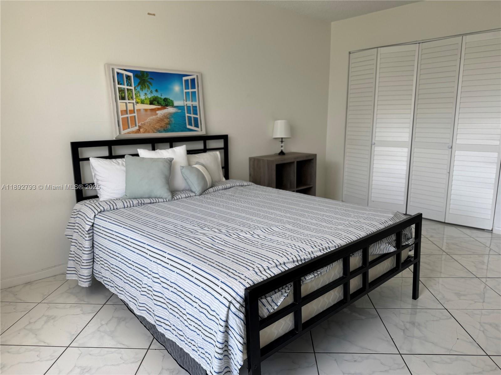 HALLMARK OF HOLLYWOOD CON - Residential