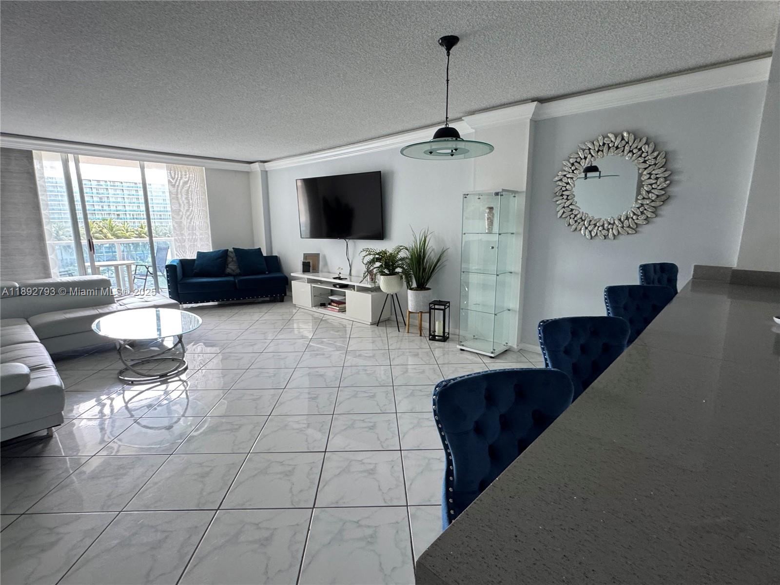 HALLMARK OF HOLLYWOOD CON - Residential