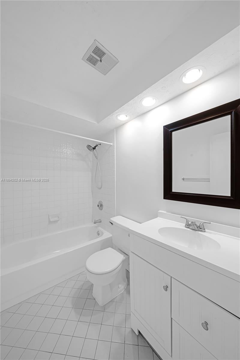 LKS OF MEADOW VILG HOMES - Residential Lease