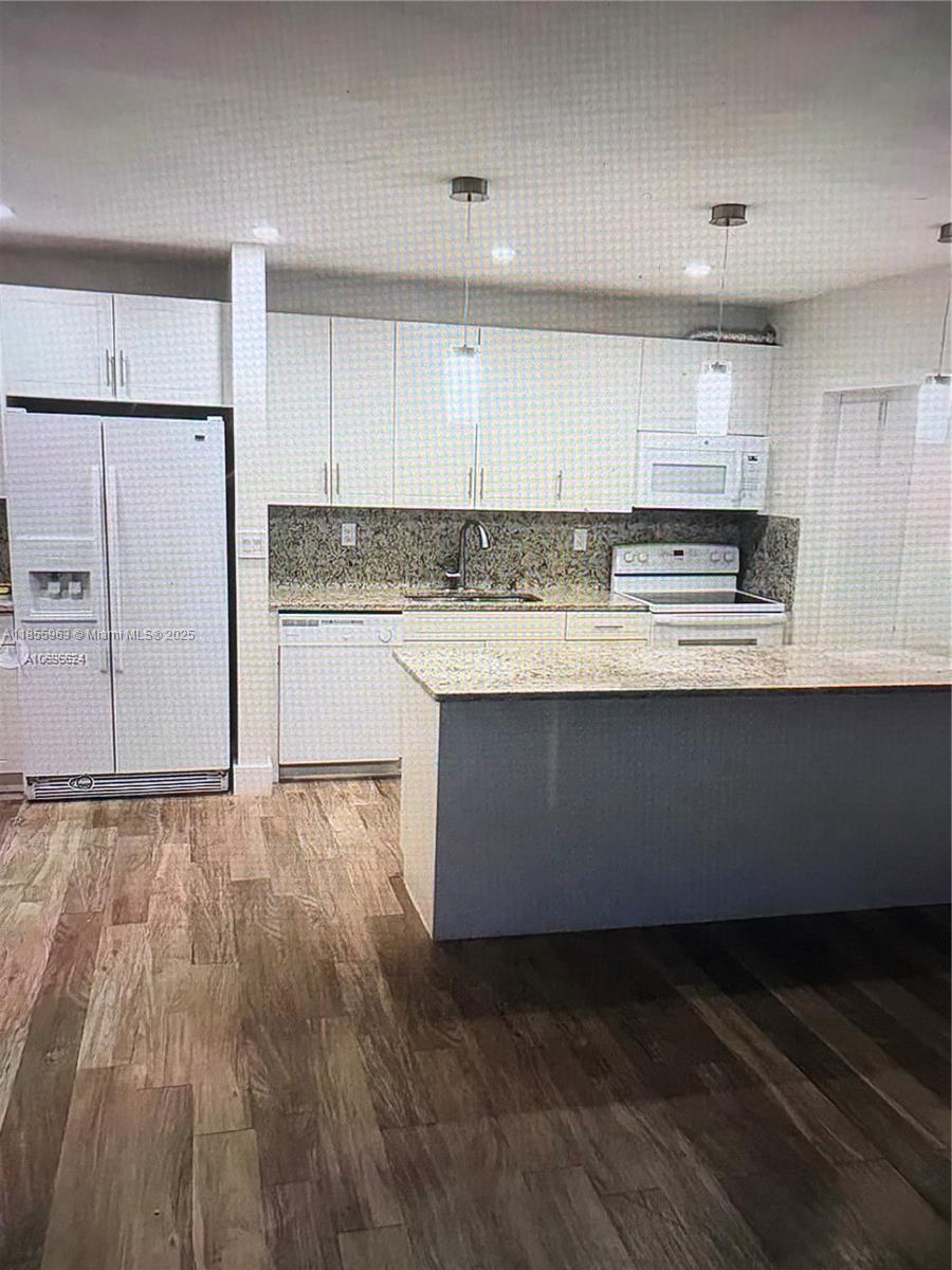 Well-maintained, modern two-bedroom, two-bathroom apartment for rent. Bright, open-plan living area with contemporary finishes and plenty of natural light. Ideal for professionals or a small family seeking comfortable, stylish living in a convenient location.