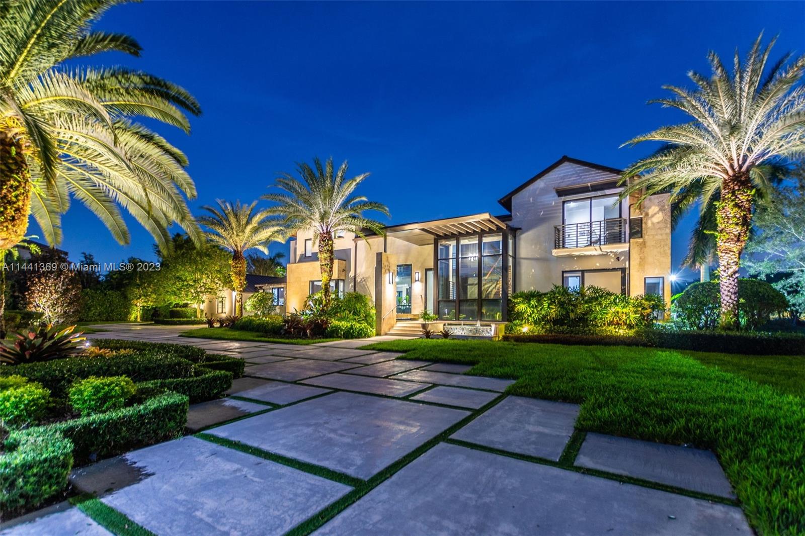 WINDMILL LAKE ESTATE - Residential