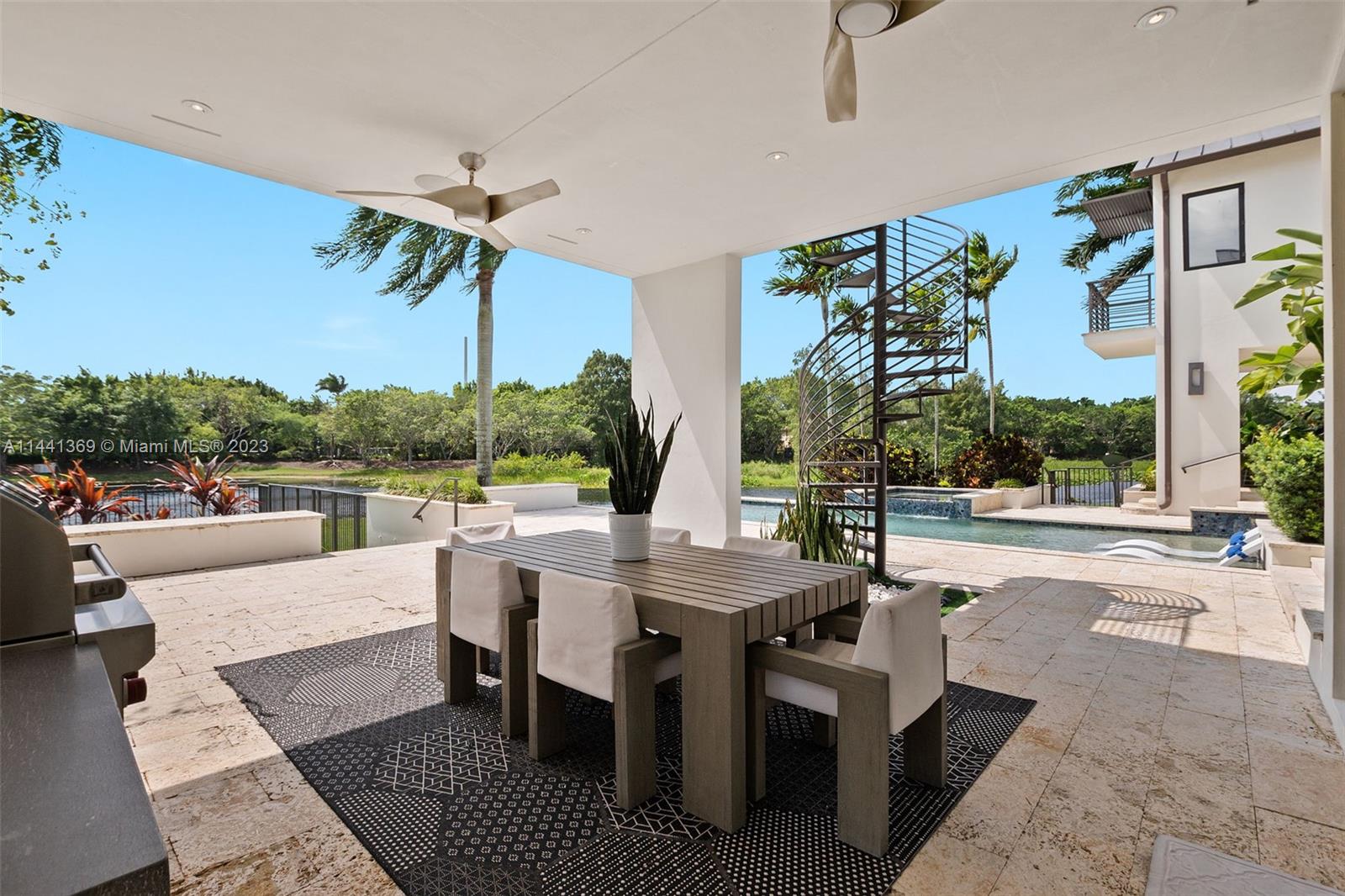 WINDMILL LAKE ESTATE - Residential