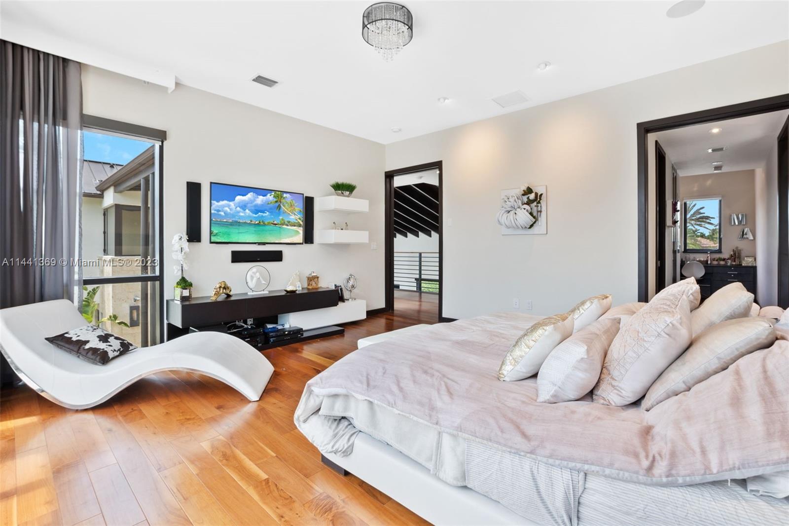 WINDMILL LAKE ESTATE - Residential