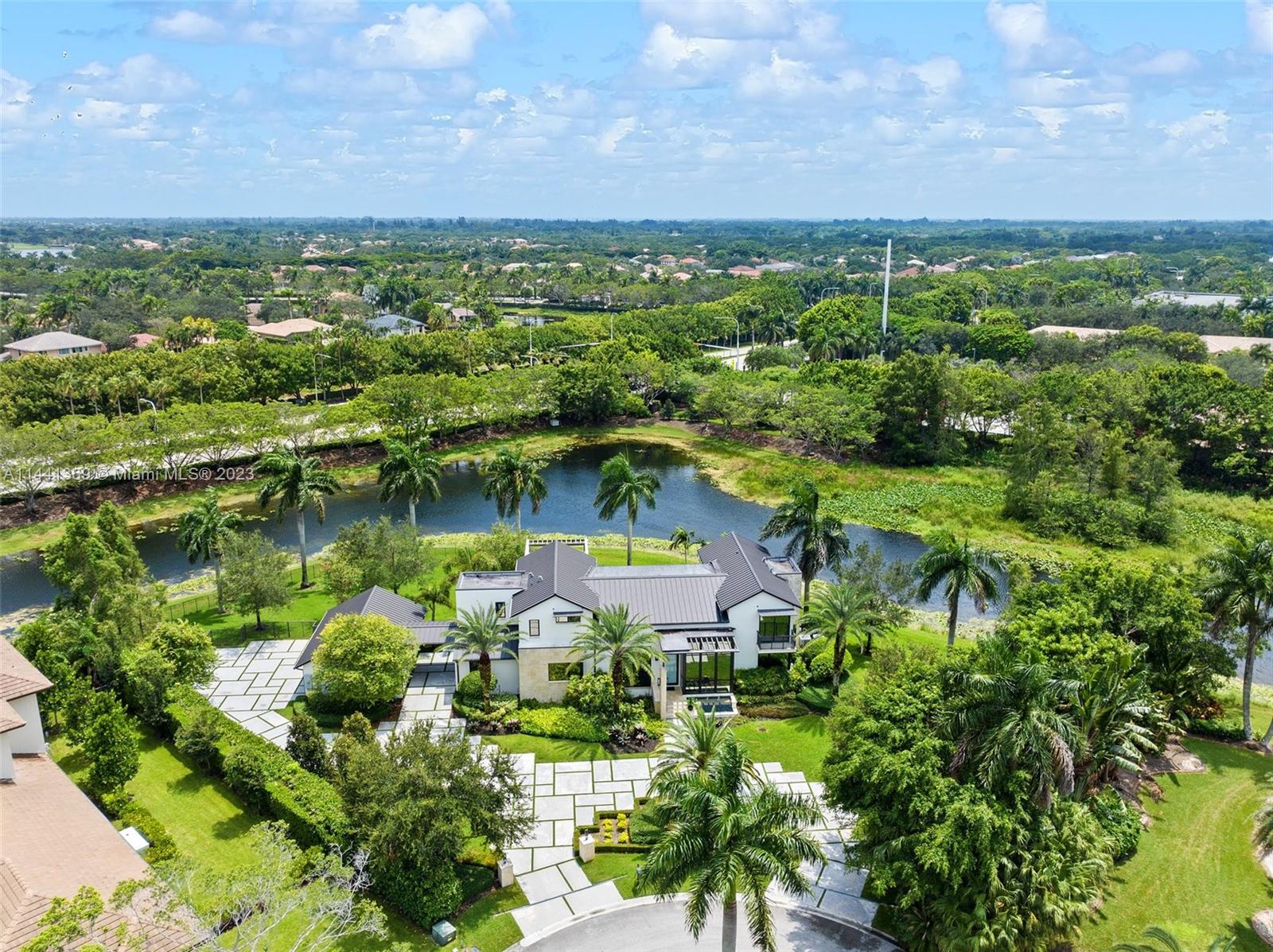 WINDMILL LAKE ESTATE - Residential