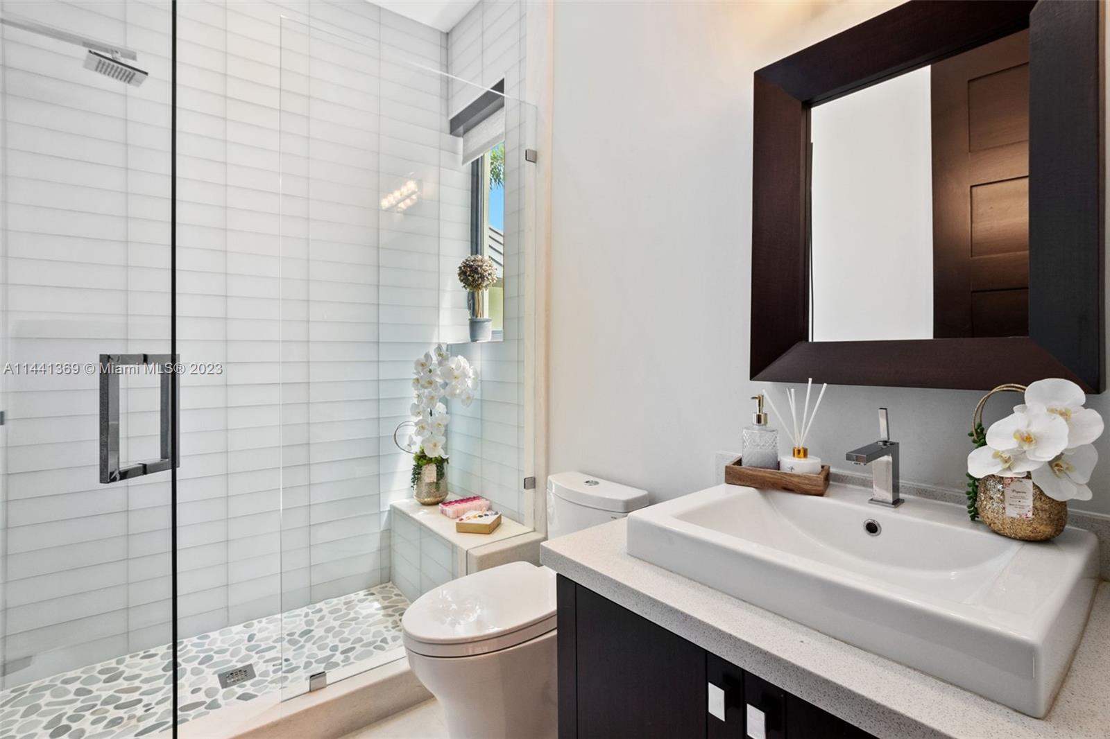 WINDMILL LAKE ESTATE - Residential