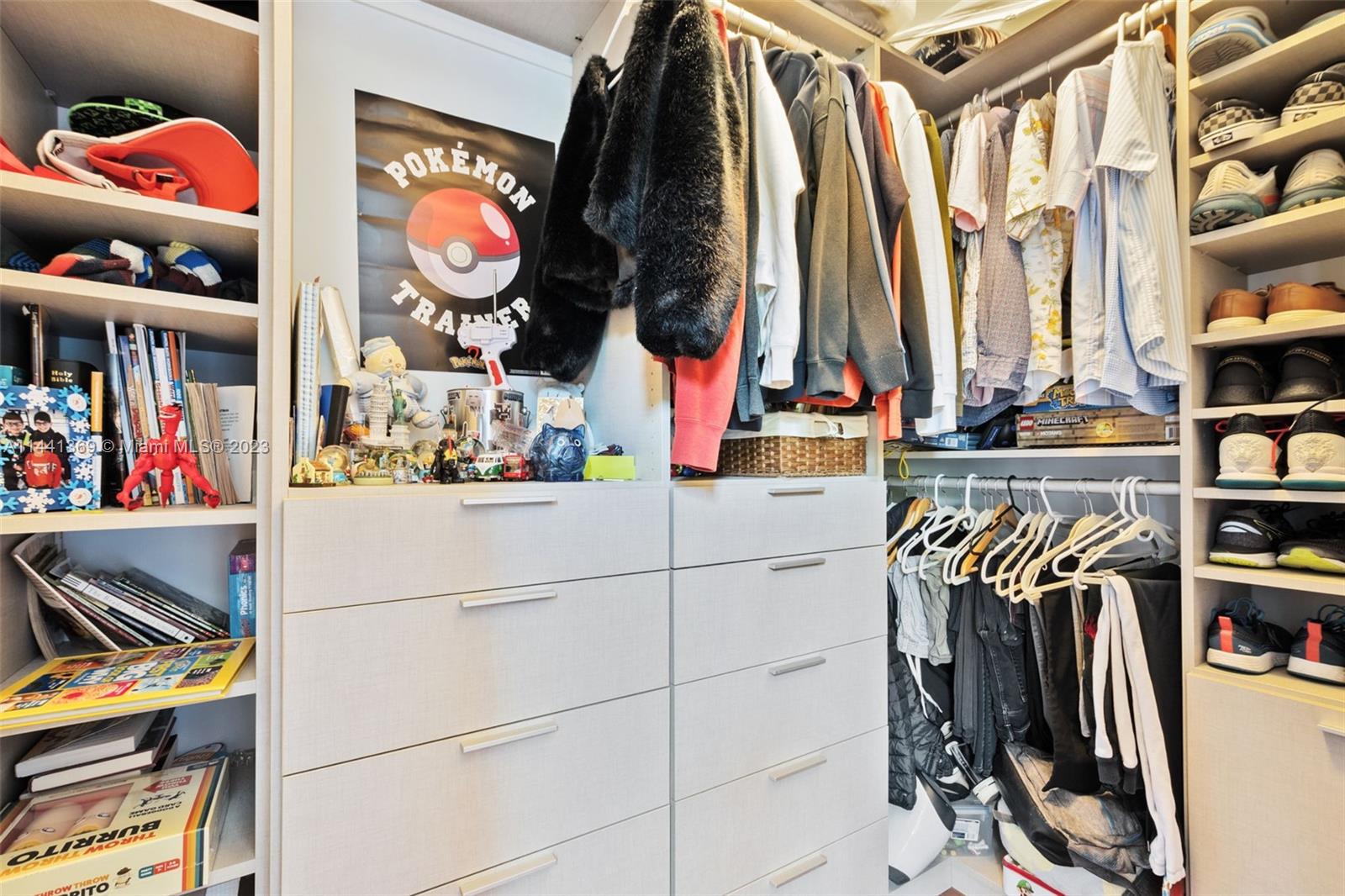 WINDMILL LAKE ESTATE - Residential