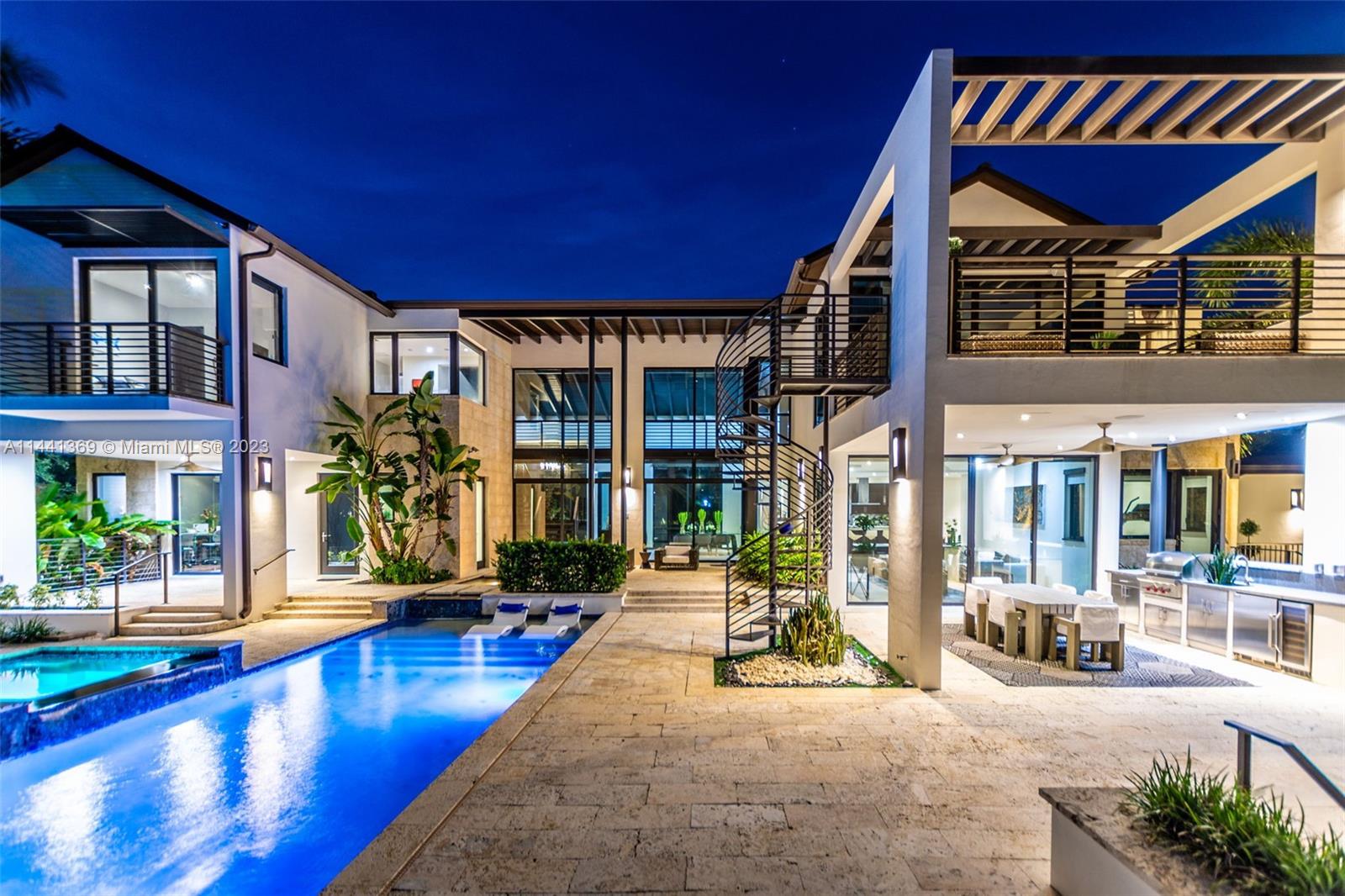 WINDMILL LAKE ESTATE - Residential