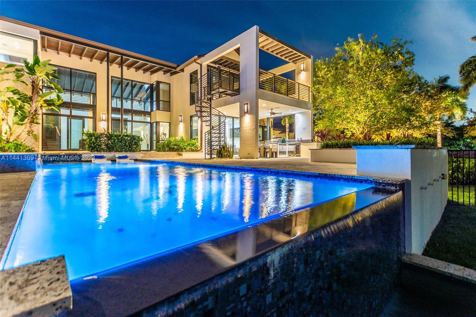 WINDMILL LAKE ESTATE - Residential