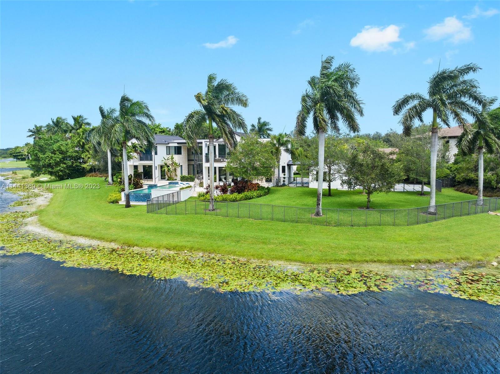 WINDMILL LAKE ESTATE - Residential