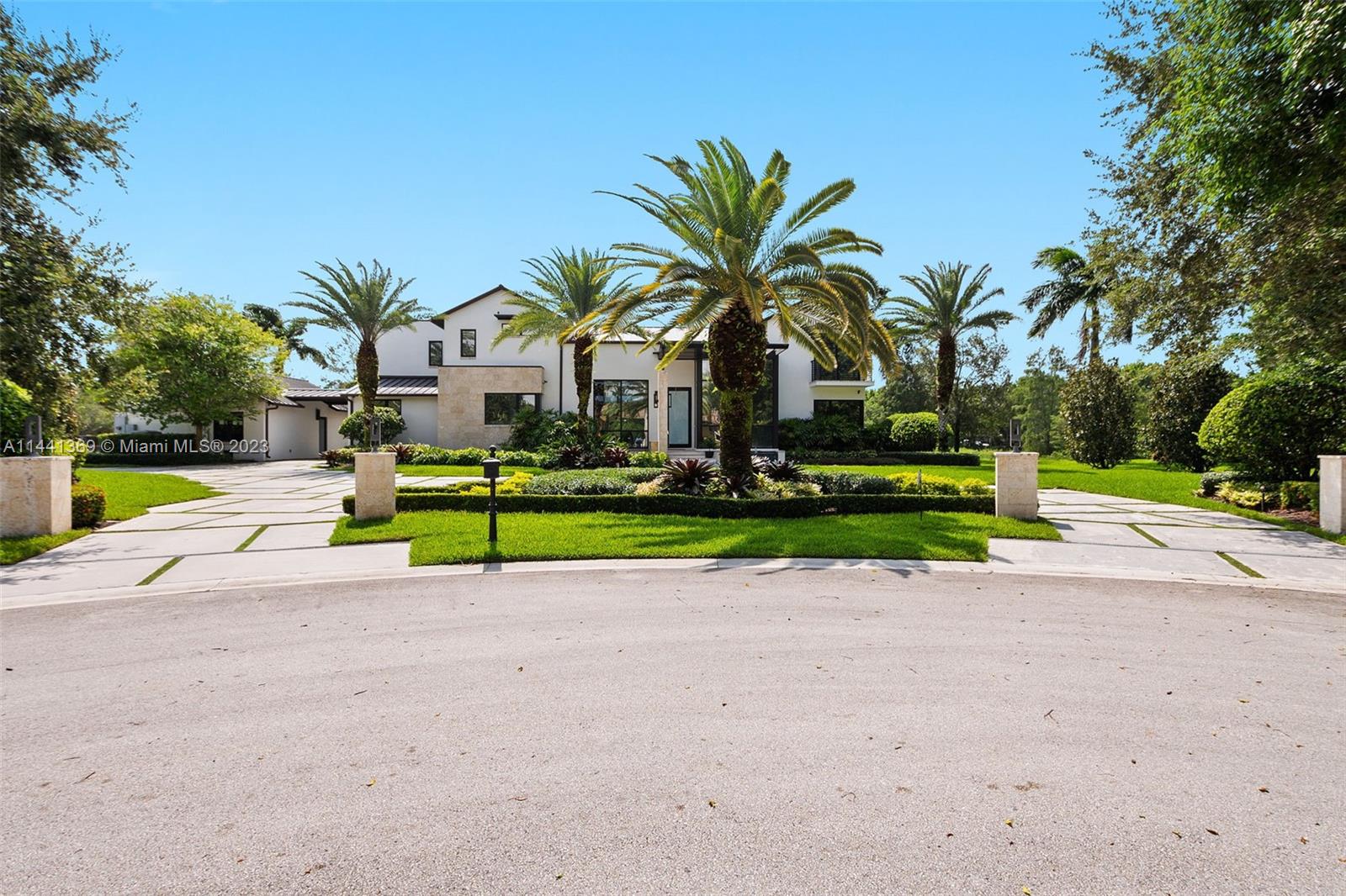 WINDMILL LAKE ESTATE - Residential