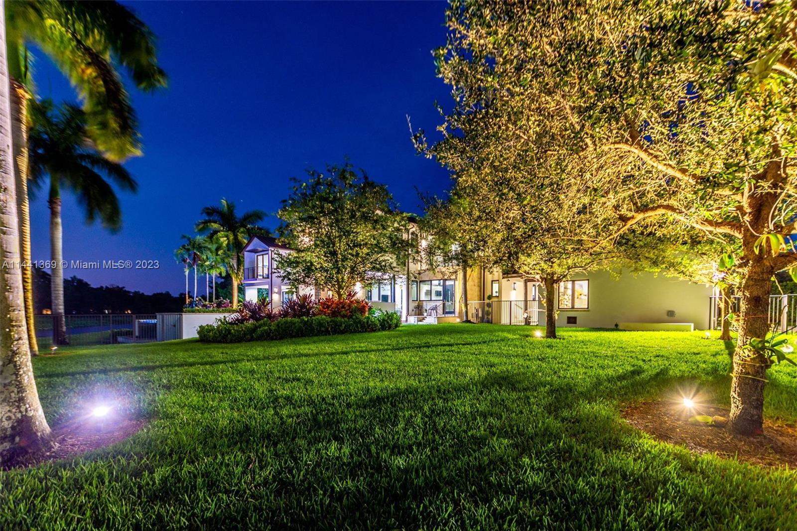 WINDMILL LAKE ESTATE - Residential