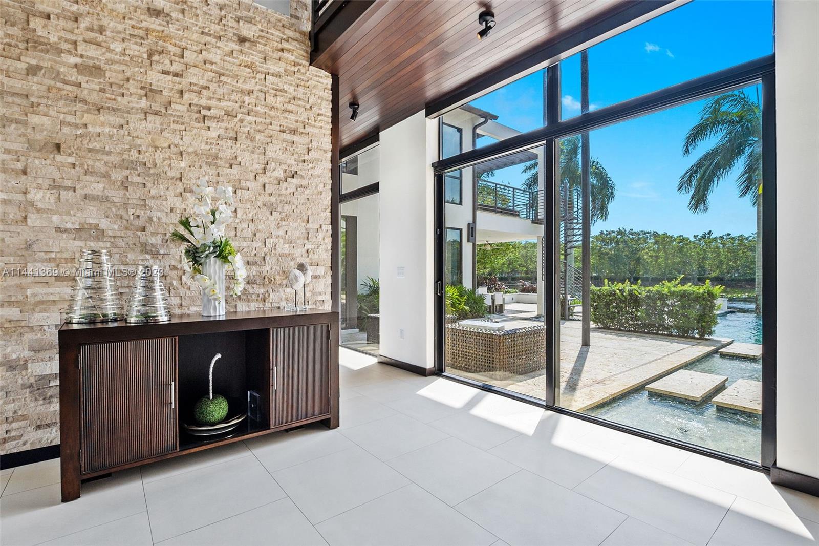 WINDMILL LAKE ESTATE - Residential