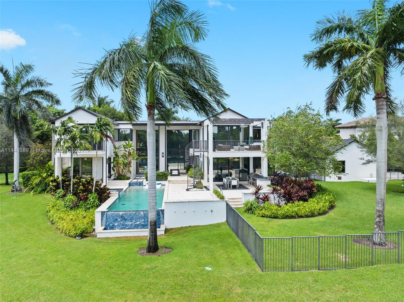 WINDMILL LAKE ESTATE - Residential