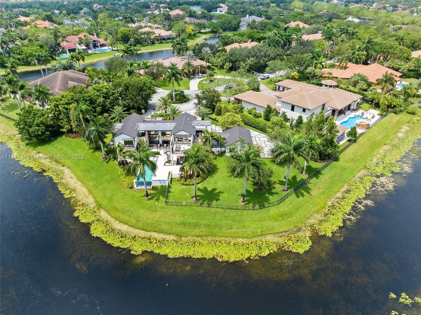 WINDMILL LAKE ESTATE - Residential