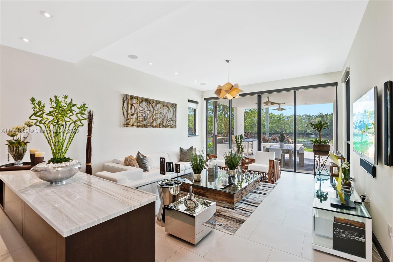 WINDMILL LAKE ESTATE - Residential