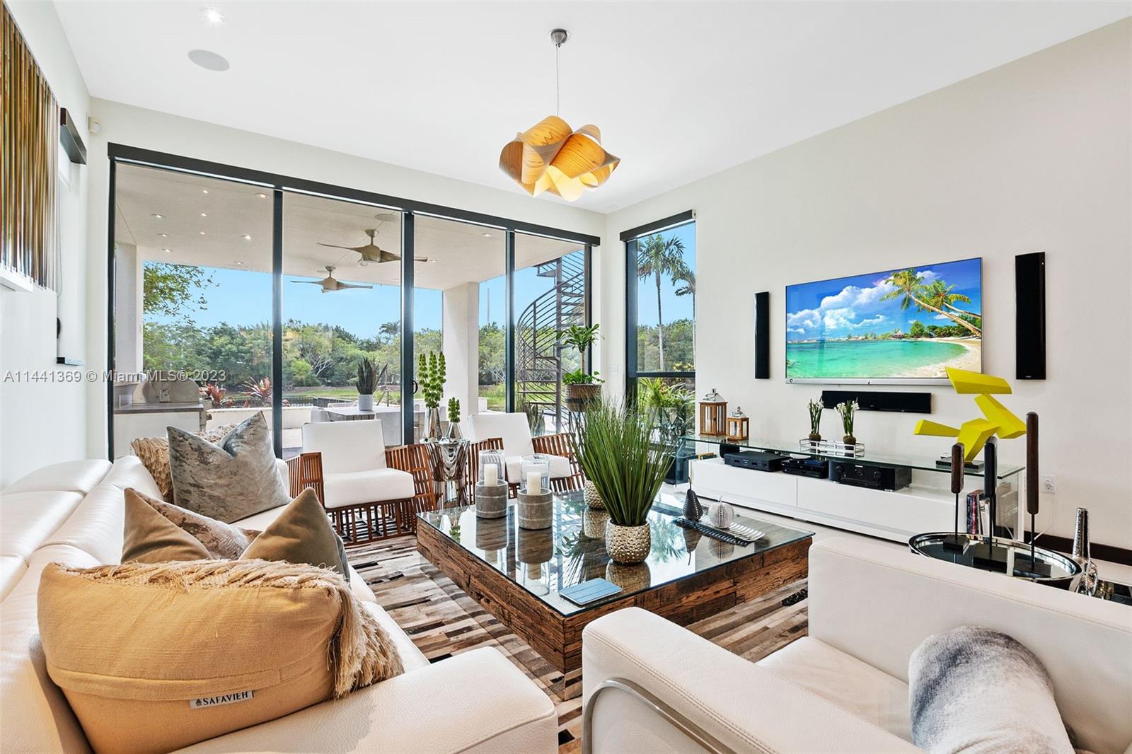 WINDMILL LAKE ESTATE - Residential