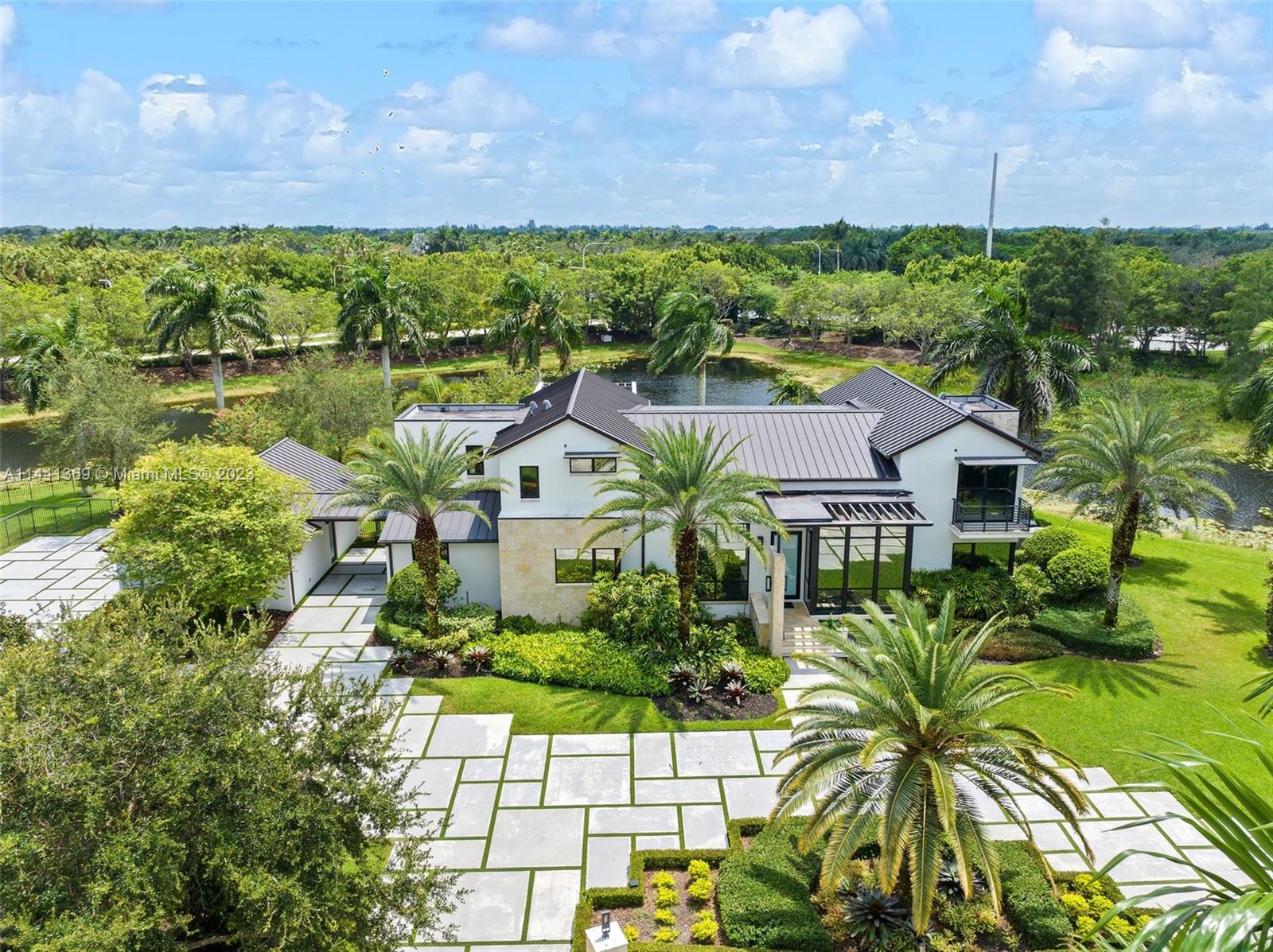 WINDMILL LAKE ESTATE - Residential