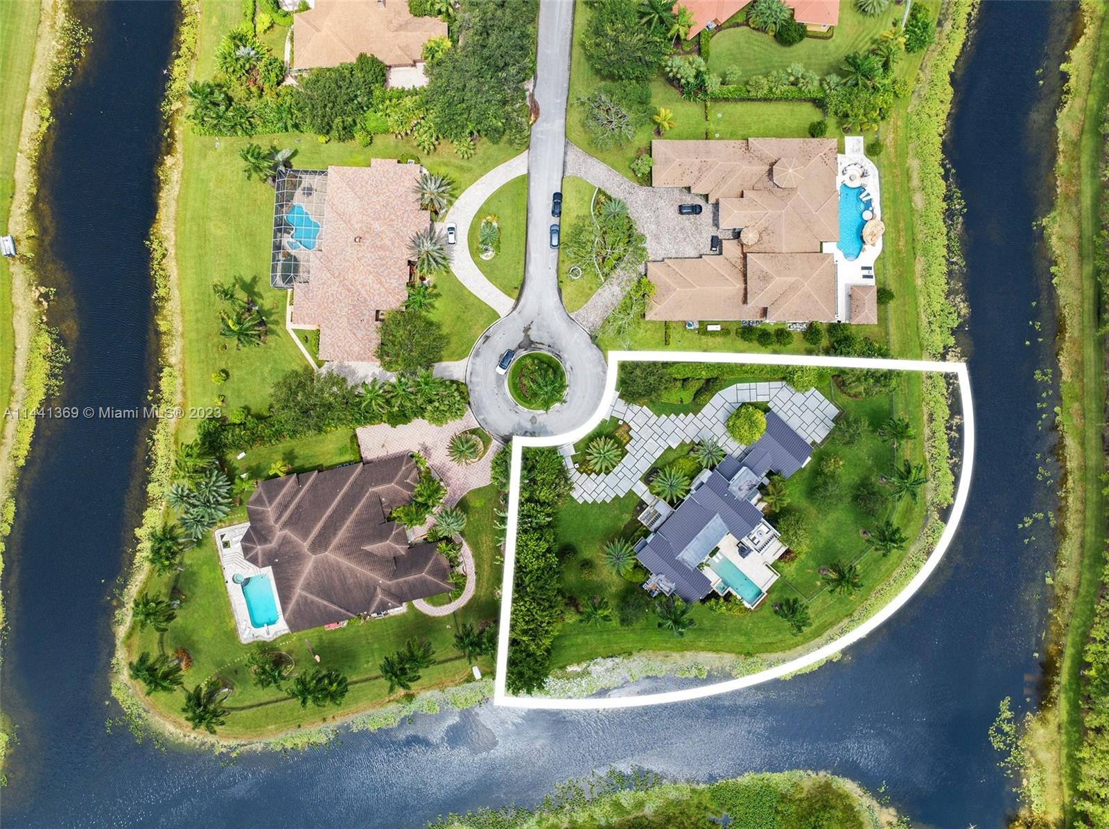 WINDMILL LAKE ESTATE - Residential