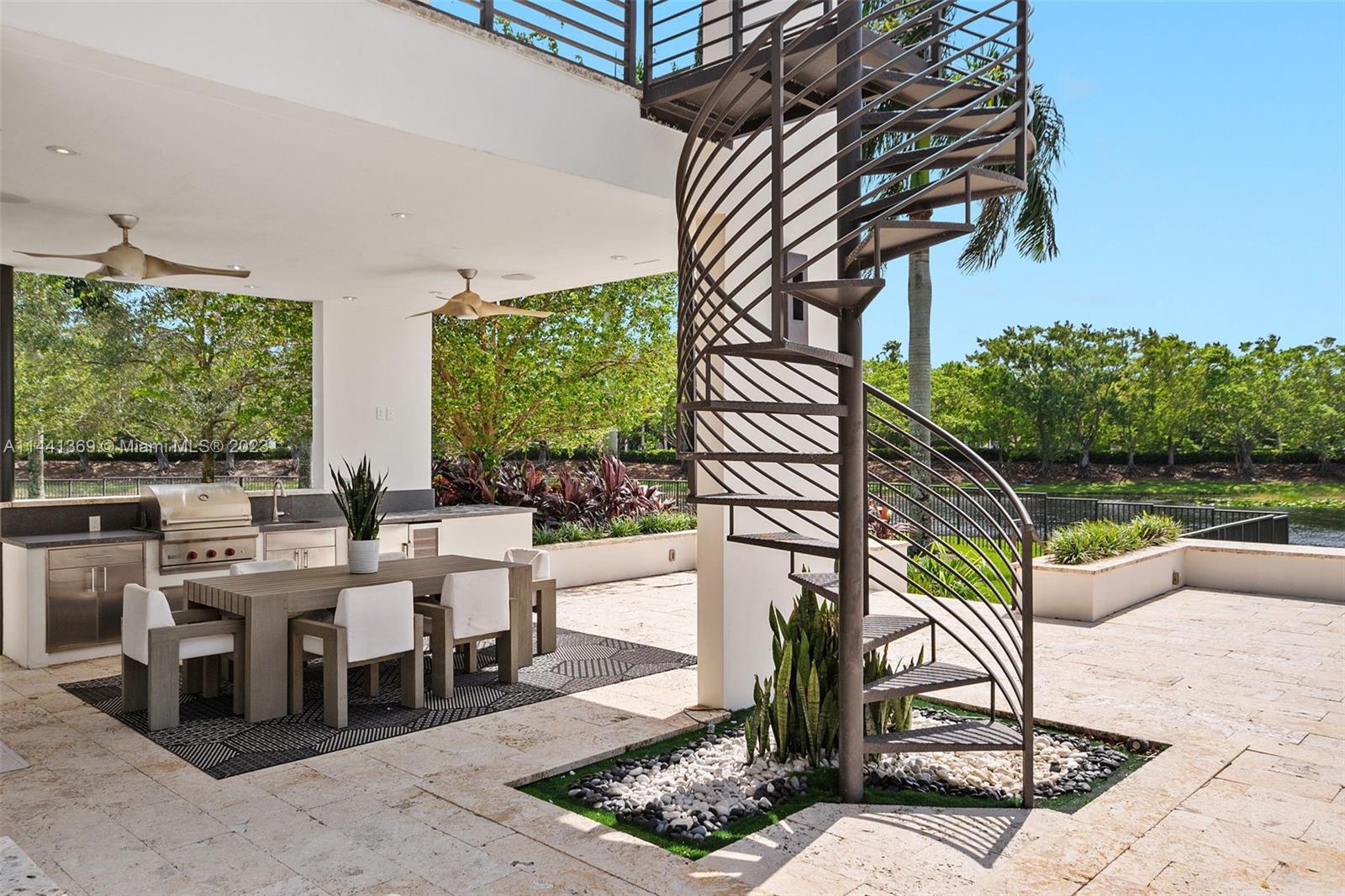 WINDMILL LAKE ESTATE - Residential