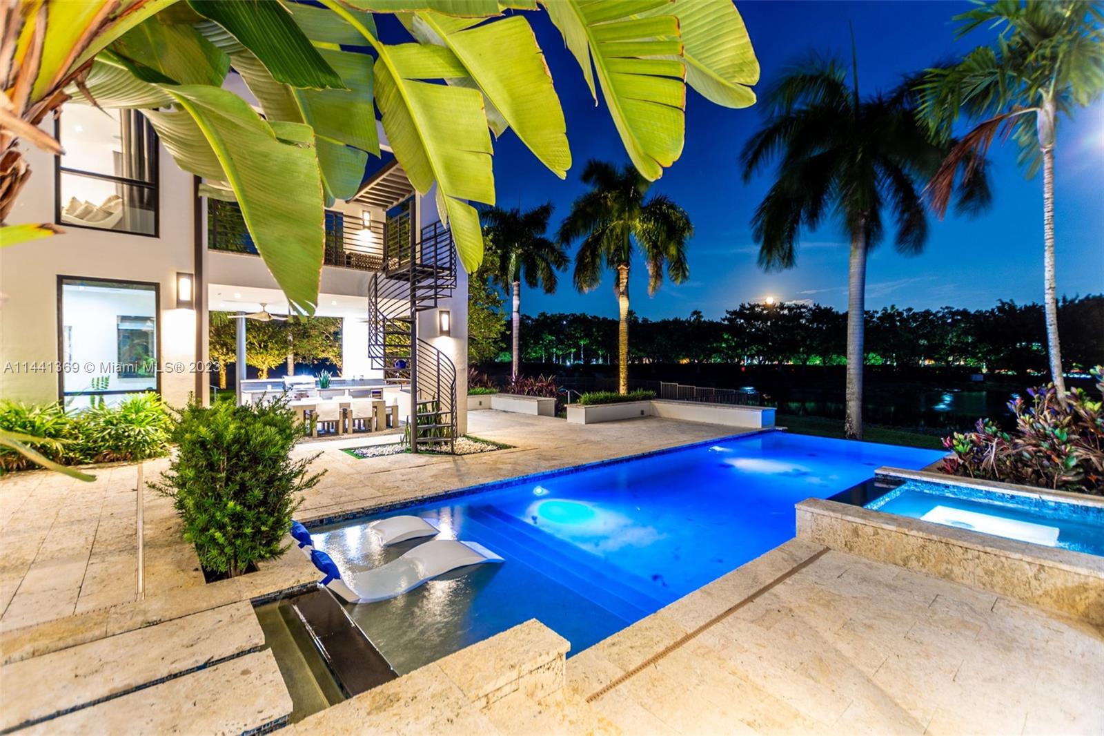 WINDMILL LAKE ESTATE - Residential