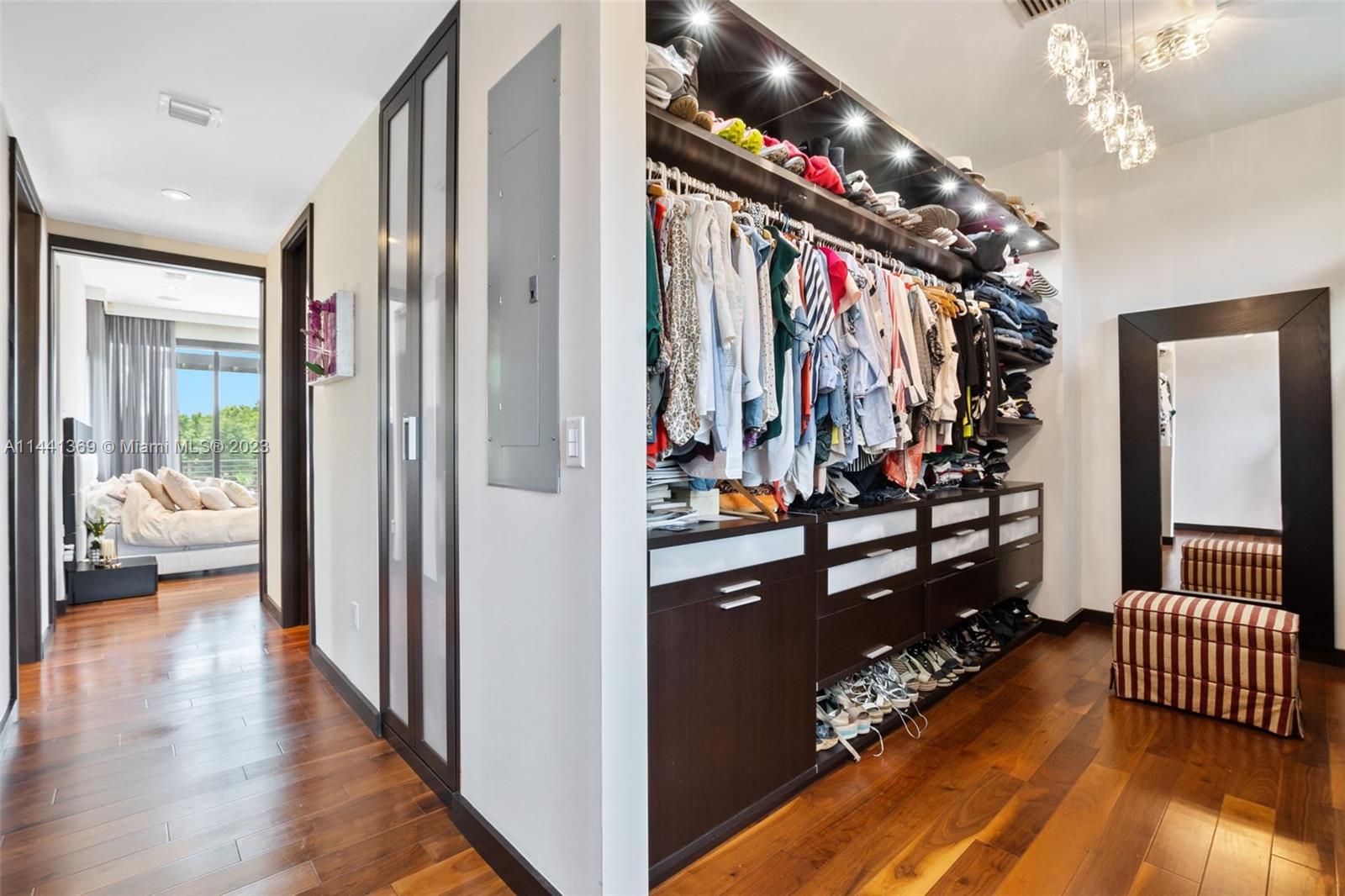 WINDMILL LAKE ESTATE - Residential