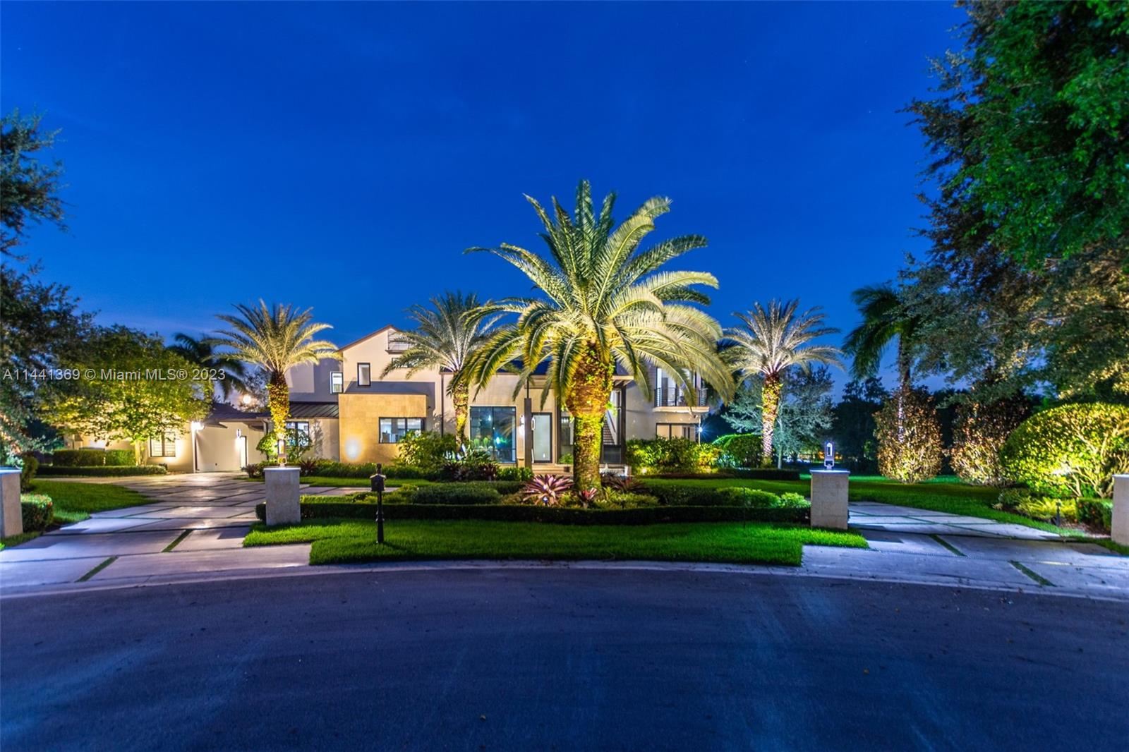 WINDMILL LAKE ESTATE - Residential