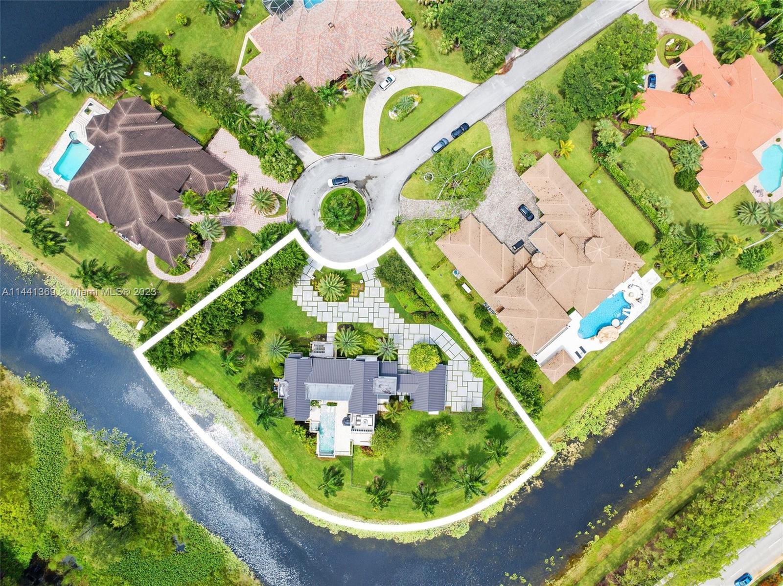 WINDMILL LAKE ESTATE - Residential