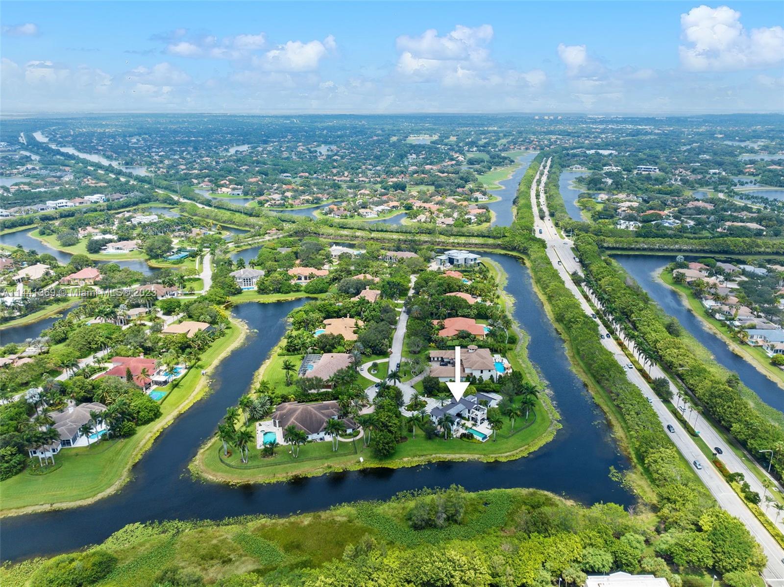 WINDMILL LAKE ESTATE - Residential