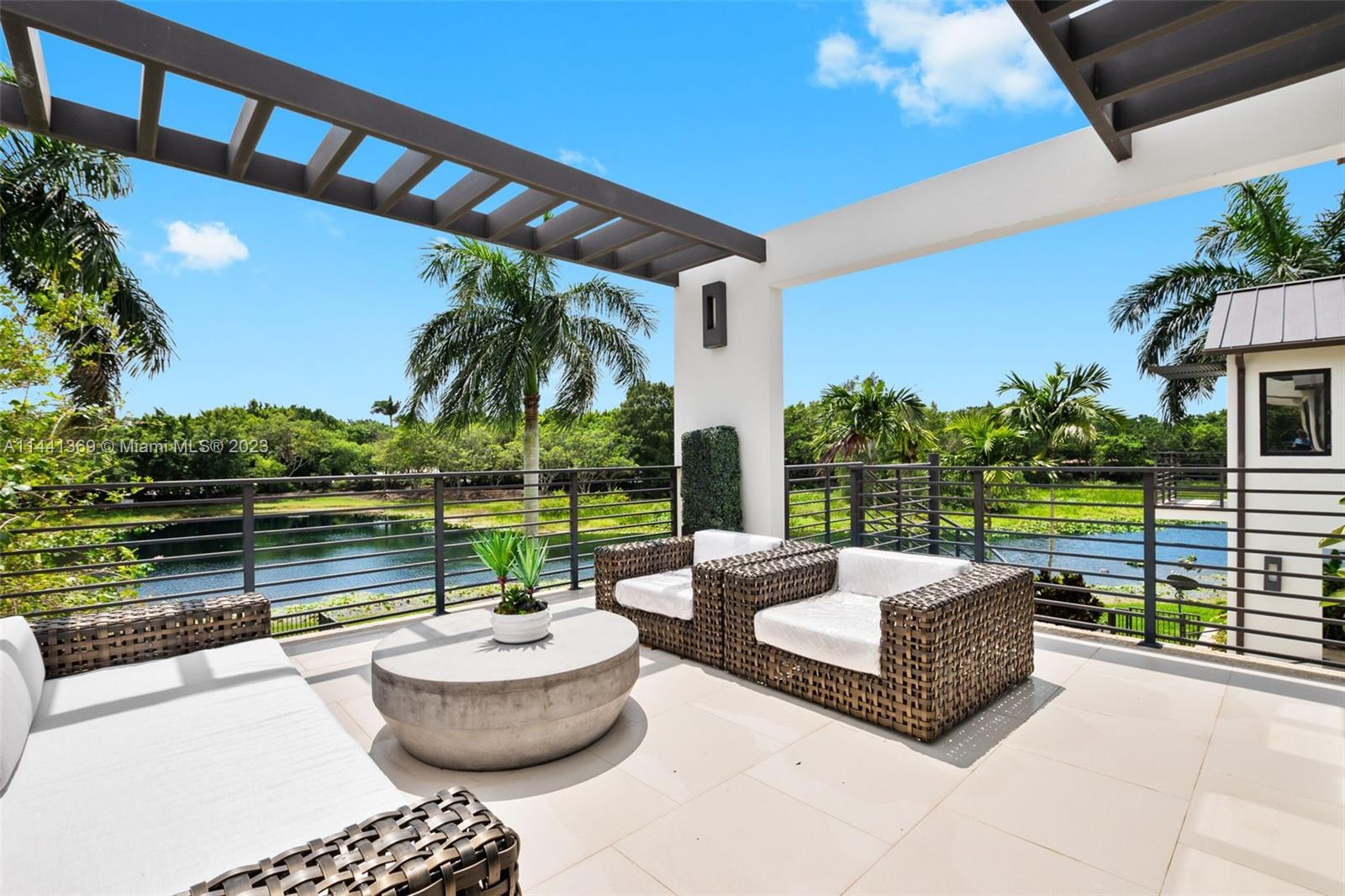 WINDMILL LAKE ESTATE - Residential