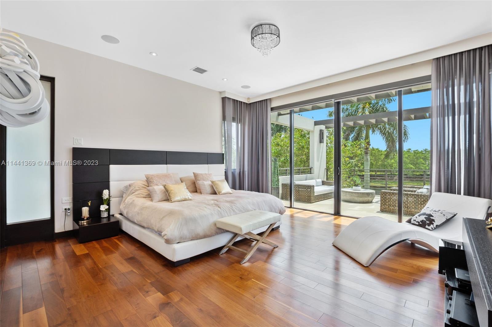 WINDMILL LAKE ESTATE - Residential