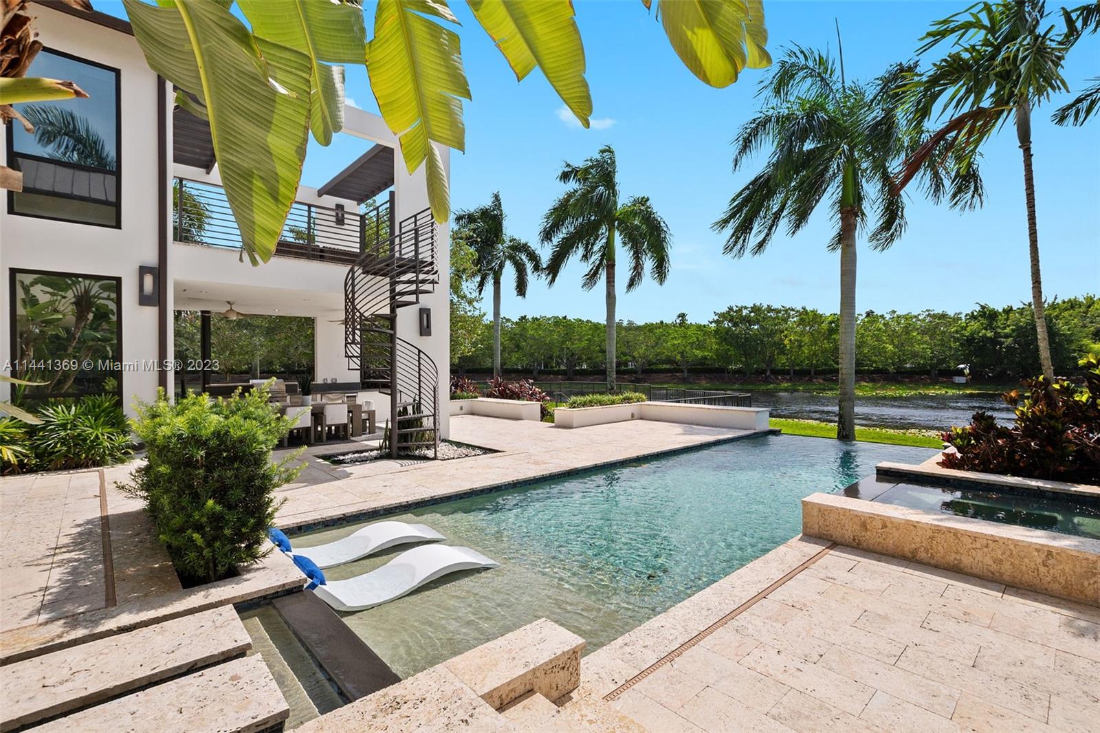 WINDMILL LAKE ESTATE - Residential